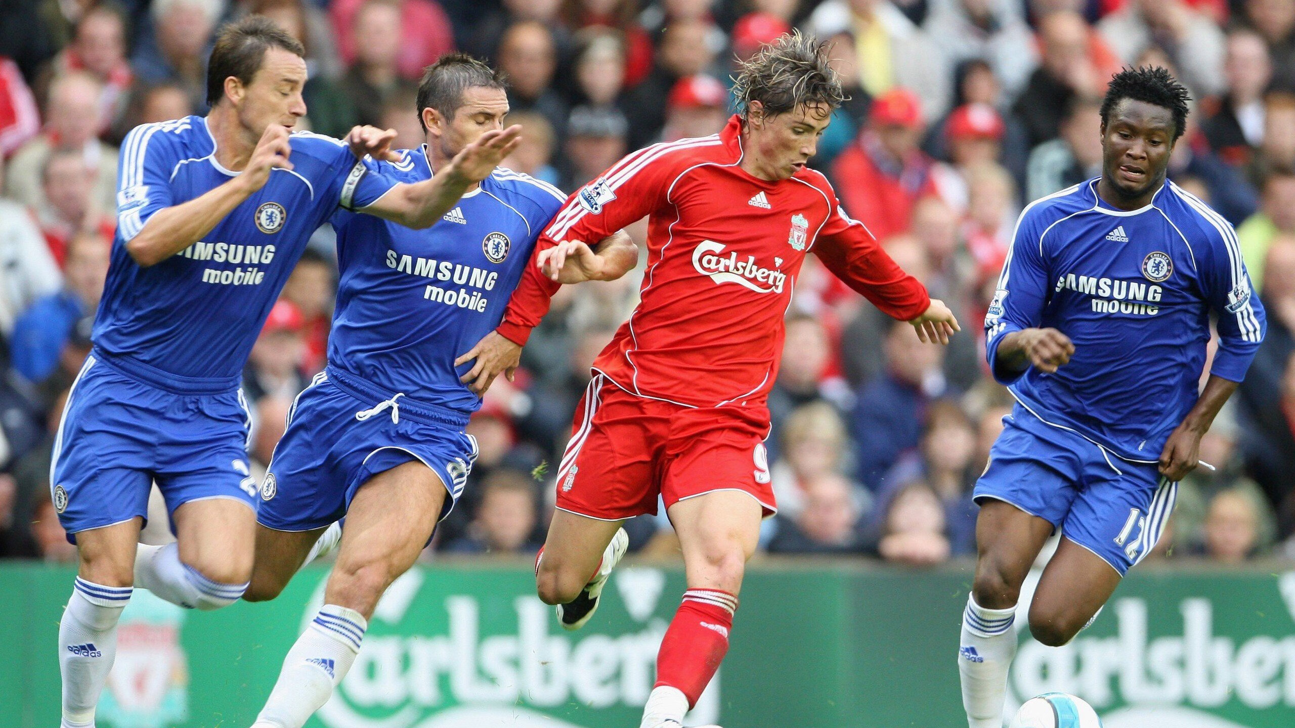 精彩比赛被球迷用掌声和欢呼声加以回应，比赛气氛热烈,现场掌声不断